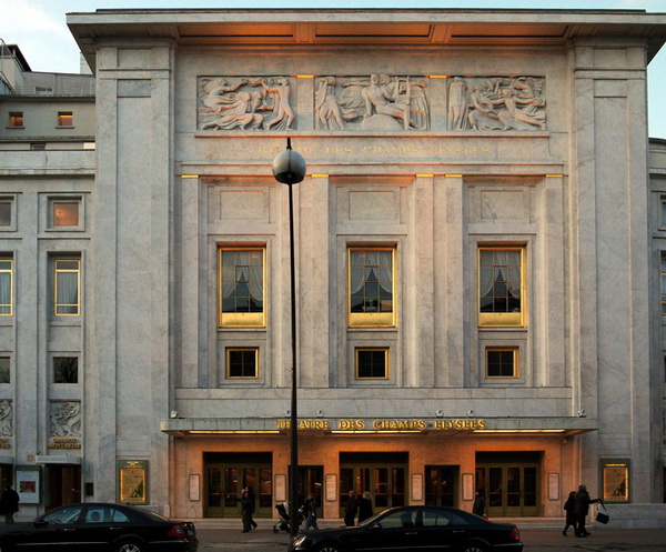  Здание театра на Елисейских полях в Париже в стиле Неоклассицизм