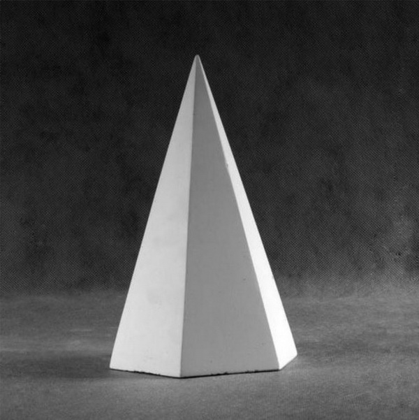 Фото гипсовой модели шестиугольной пирамиды