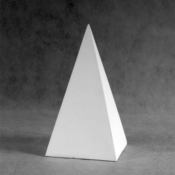 Фото гипсовой модели четырехугольной пирамиды